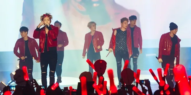 Konser di Jakarta, iKON Dapat Kue Ultah Dari iKONIC