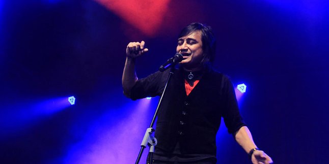 Konser, Katon Bagaskara Jatuh Pingsan ke Sisi Panggung