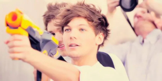 Konser, Louis Tomlinson Dilempar Sepatu