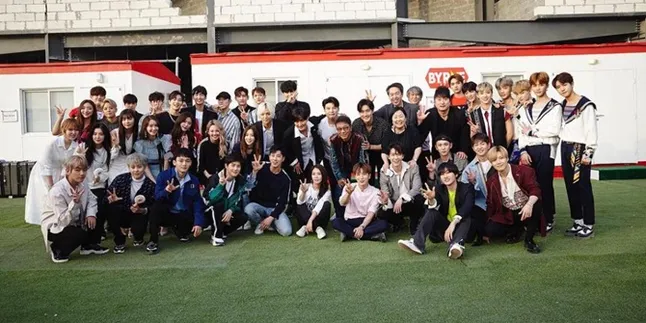 Konser SMTown di Dubai Sempat Berhenti dan Beri Waktu Fans Untuk Salat Konser SMTown di Dubai Sempat Berhenti dan Beri Waktu Fans Untuk Salat