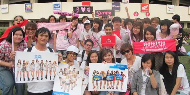 Konser SNSD Dipenuhi Fans Pria Berbaju Pink!