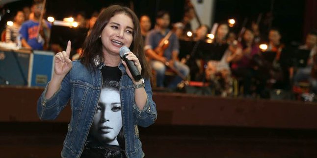 Konser Spesial, Rossa Akan Kenakan Baju 15 Kilogram!