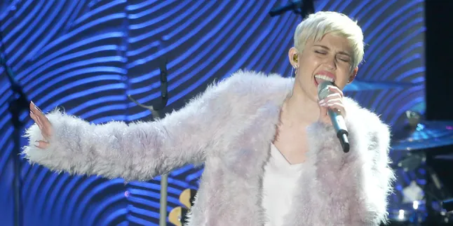 Konser Usai, Foto Topless Miley Cyrus Beredar di Dunia Maya Konser Usai, Foto Topless Miley Cyrus Beredar di Dunia Maya