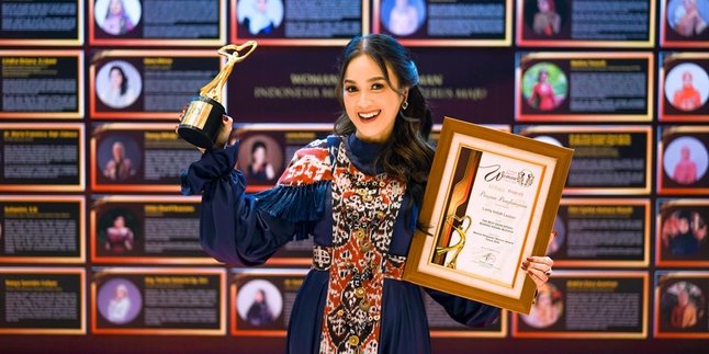 Consistent in Promoting Culture and Textiles, Culture Traveler Laely Indah Lestari Successfully Wins the Woman Empower Award 2024