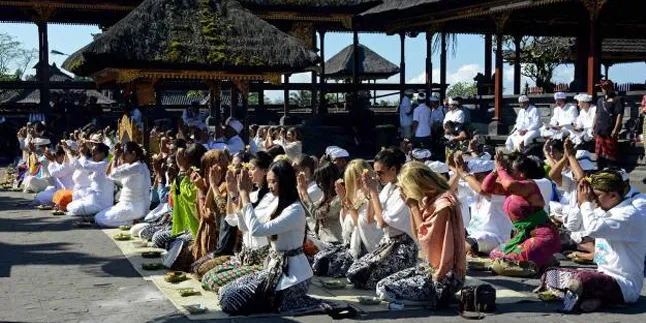 Kontestan Miss World Panjatkan Doa Kedamaian di Pura Besakih