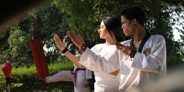 Kontroversi Lagi, Jiwa Dewi Perssik Tertekan Kontroversi Lagi, Jiwa Dewi Perssik Tertekan