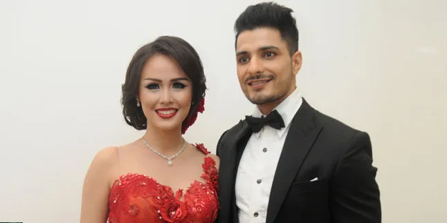 Konyol! Begini Ekspresi Pacar Vin Rana Saat Naik Bajaj di India