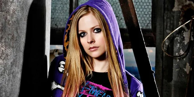 Kostum Ini Bikin Avril Lavigne Dijauhi Pacar Kostum Ini Bikin Avril Lavigne Dijauhi Pacar