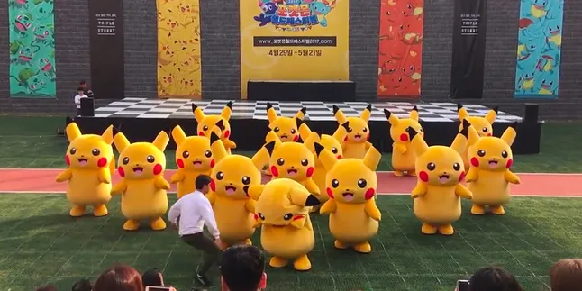 Kostum Kempis, Petugas Tarik Penari Pikachu Dari Panggung