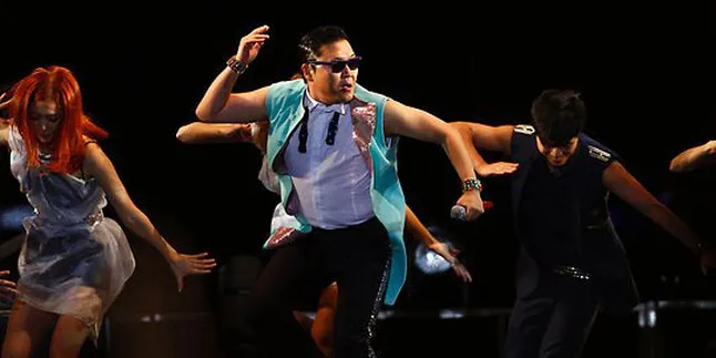Kostum Panggung 'Gangnam Style' Dibuat Oleh Istri PSY?