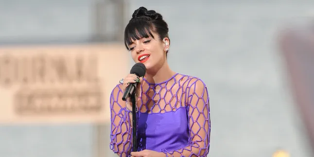 Kostum Seksi Lily Allen di Manchester Bikin Fans Keringetan