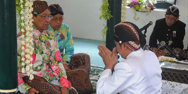 KPH Notonegoro Berikan GKR Hayu Uang Recehan KPH Notonegoro Berikan GKR Hayu Uang Recehan