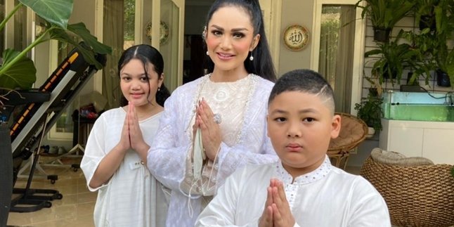 Krisdayanti Feels Lost, Celebrates Eid al-Fitr Without Raul Lemos for the First Time