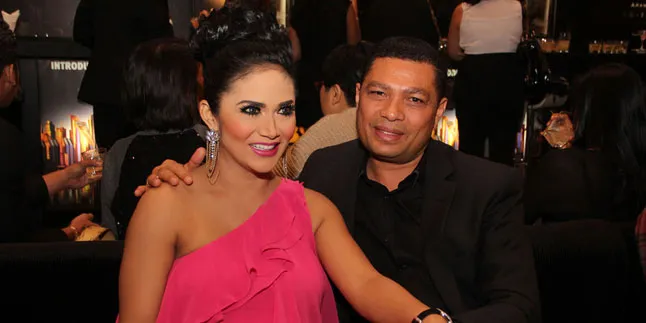 Krisdayanti Terharu Umroh Bareng Suami