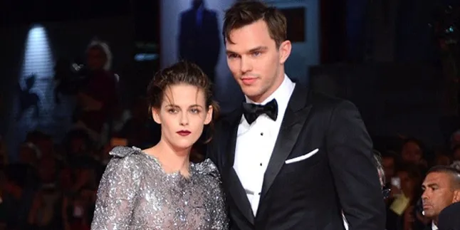 Kristen Stewart Gandeng Mantan Jennifer Lawrence di Red Carpet Kristen Stewart Gandeng Mantan Jennifer Lawrence di Red Carpet
