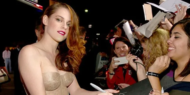 Kristen Stewart Makin Hot Dengan Gaun Menerawang