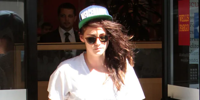 Kristen Stewart Muncul Tanpa Make-Up, Tetap Keren?