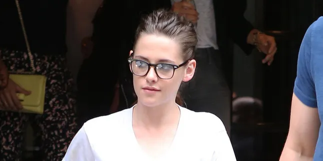 Kristen Stewart Punya Tato Baru, Asli Atau ...? Kristen Stewart Punya Tato Baru, Asli Atau ...?