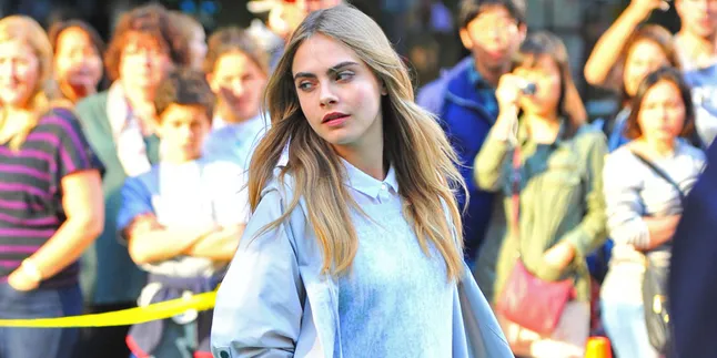 Kristen Stewart - St Vincent Ciuman, Apa Kabar Cara Delevingne?