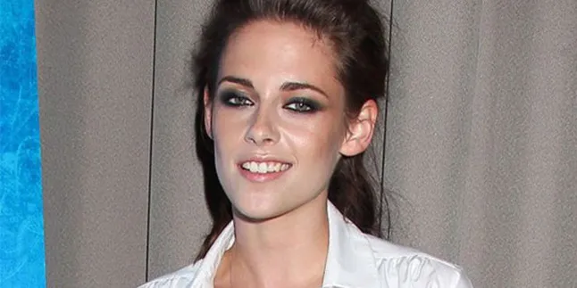 Kristen Stewart Tebar Senyum Misterius Kristen Stewart Tebar Senyum Misterius