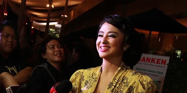 Kritik Anak Bikin Dewi Perssik Ingin Tampil Lebih Tertutup Kritik Anak Bikin Dewi Perssik Ingin Tampil Lebih Tertutup