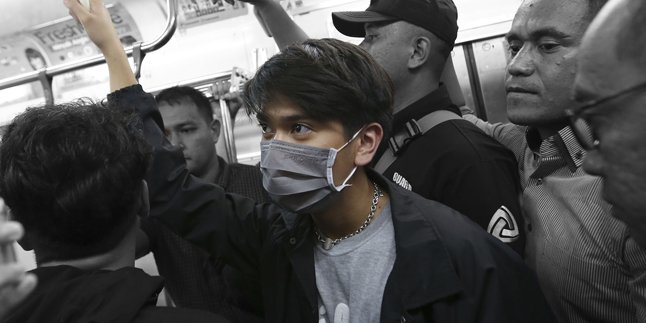 Chronology of Iqbaal Ramadhan's Sensational Incident on Jakarta's Commuter Train: Guarded by 6 Bodyguards and Writes an Apology