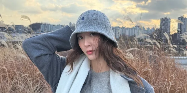 Krystal Officially Comes Back Through MV PWLT, Showcases Dreamy Visuals and Captivating R&B Vibe