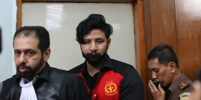 Kuasa Hukum Ungkap Kejanggalan Kasus Ammar Zoni, Diduga Ada Tekanan dan Permintaan 'Sesuatu' Kuasa Hukum Ungkap Kejanggalan Kasus Ammar Zoni, Diduga Ada Tekanan dan Permintaan 'Sesuatu'