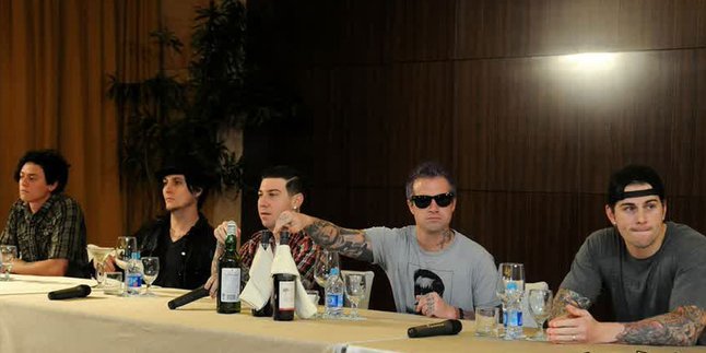 Kuliner Indonesia, Avenged Sevenfold Cicipi Darah Kobra