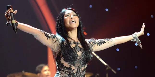 Kulit Eksotik Anggun C Sasmi Untuk Brand Fashion Ternama