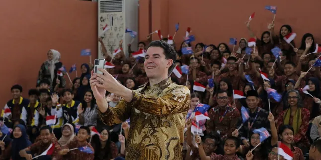 Kunjungan Yang Mulia Anggota Parlemen Australia, Tim Watts, di SMP Labschool Kebayoran