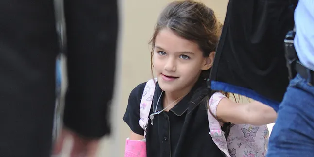 Kunjungi Alam Liar, Suri Cruise Tampak Cantik Dengan 'Bunga-Bunga'
