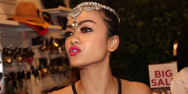 Kunjungi Bali, Julia Perez Bikin Heboh Salah Satu SMP Kunjungi Bali, Julia Perez Bikin Heboh Salah Satu SMP
