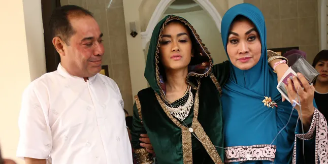 Kunjungi Julia Perez, Keluarga Sampai Rela Tidur di Lantai Kunjungi Julia Perez, Keluarga Sampai Rela Tidur di Lantai