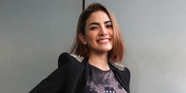 Kunjungi Makam Orang Tua, Nikita Mirzani Panen Simpati Netizen