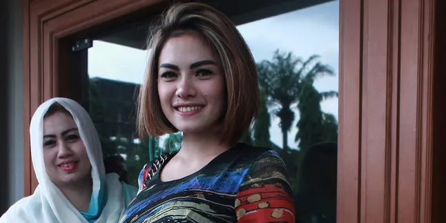 Kunjungi Mall, Nikita Mirzani Nekat Berpose Liar di Meja Kasir Kunjungi Mall, Nikita Mirzani Nekat Berpose Liar di Meja Kasir