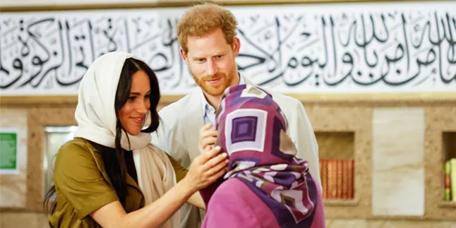 Kunjungi Masjid Tertua di Afrika, Meghan Markle Tampil Cantik Berkerudung Kunjungi Masjid Tertua di Afrika, Meghan Markle Tampil Cantik Berkerudung