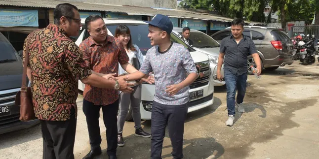 Kunjungi Roro Fitria Di Rutan, Ruben Onsu Bawakan Makanan Instant