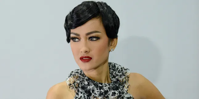 Kurang Montok, Jupe Jadi Nggak Nyaman Main Kuda