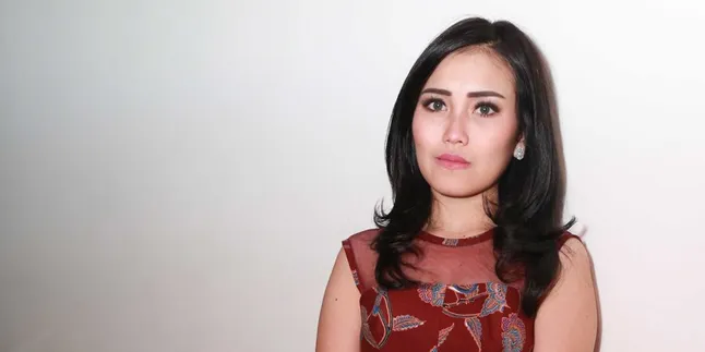 Kurban Tiga Sapi, Sebelum Disembelih Ayu Ting Ting Godain Sapinya