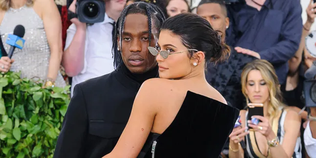 Kylie Jenner & Travis Scott Ajak Stormi Webster Jalan-Jalan