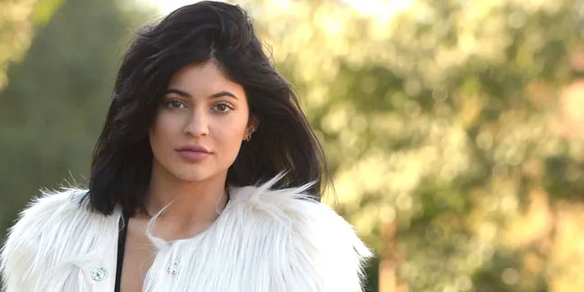 Kylie Jenner Akui Dirinya Tak Bermaksud Mengubah Warna Rambut Kylie Jenner Akui Dirinya Tak Bermaksud Mengubah Warna Rambut