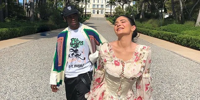 Kylie Jenner Akui Putus dari Travis Scott & Bantah Kencan Sama Tyga