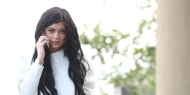 Kylie Jenner Buka Suara Tentang Bibir Manisnya! Kylie Jenner Buka Suara Tentang Bibir Manisnya!