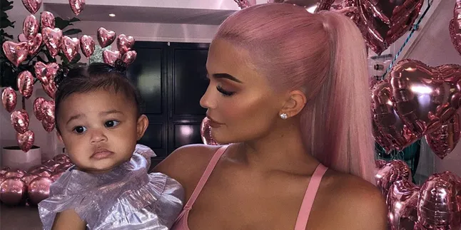 Kylie Jenner Pamer Kemiripan Stormi Webster & Dirinya Saat Masih Bayi