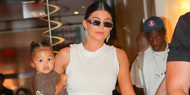 Kylie Jenner Posting Foto Terbaru Baby Stormi Webster, Nggemesin Banget!