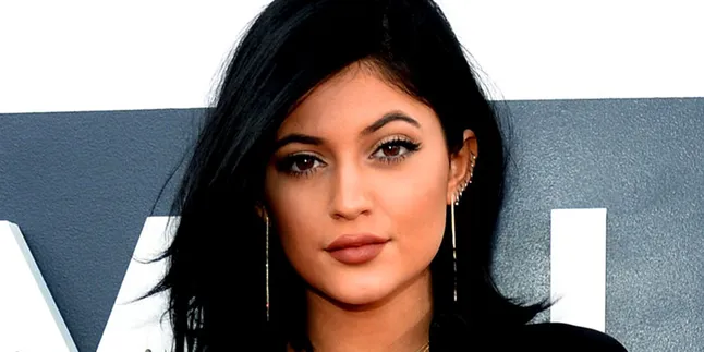 Kylie Jenner Tampil Buka-Bukaan di Pemotretan Kalender Terbarunya