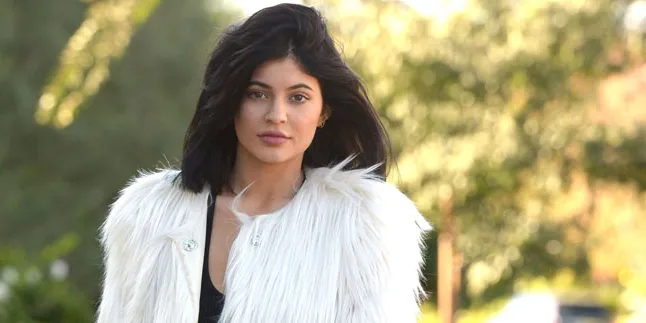 Kylie Jenner Ubah Gaya Rambut Jadi Pendek, Lebih Cantik Atau?