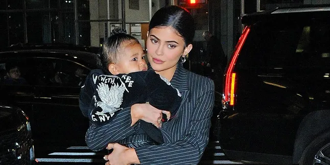 Kylie Jenner Unggah Foto Telanjang Saat Liburan Bareng Stormi