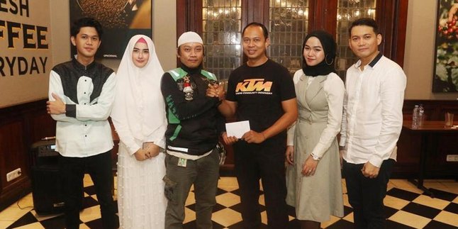 Label Artis Artha Music Production Bagi-Bagi Takjil di Bunderan HI